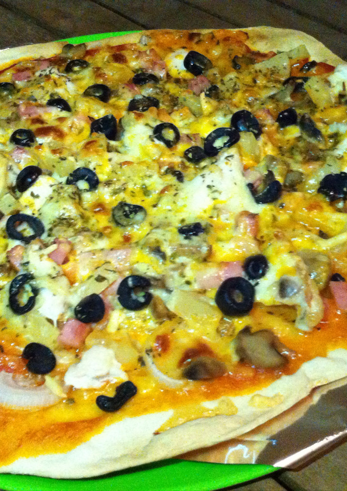 Una foto de Pizza rústica con piña