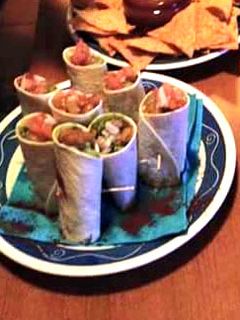 Una foto de Fajitas frías de gambas y guacamole