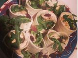 Rollitos de pollo, humus y rúcula 