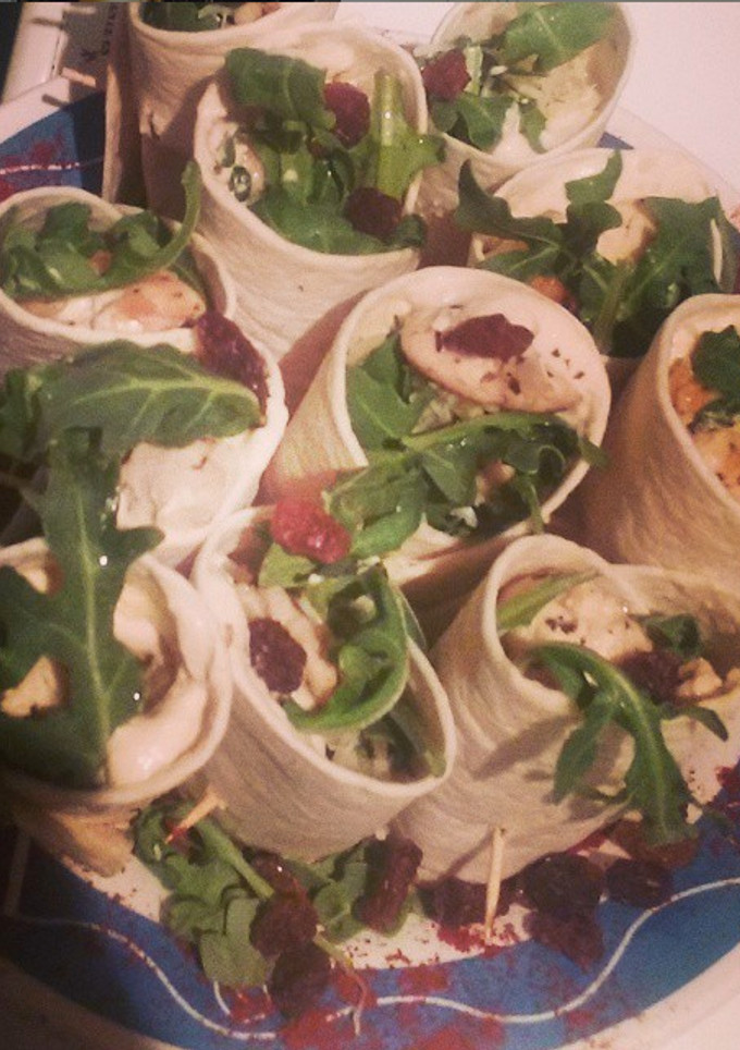 Una foto de Rollitos de pollo, humus y rúcula 