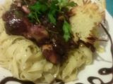 Tagliatelle con pulpo borracho y "tuiles" de parmesano