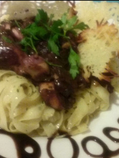 Una foto de Tagliatelle con pulpo borracho y "tuiles" de parmesano