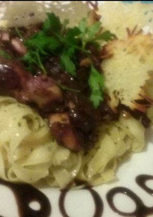Una foto de Tagliatelle con pulpo borracho y "tuiles" de parmesano