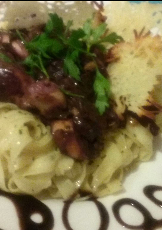 Una foto de Tagliatelle con pulpo borracho y "tuiles" de parmesano