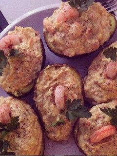 Una foto de Cocktail de Aguacate con Gambas y Pomelo !