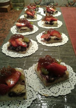 Una foto de Crumble de arándanos - jalea de kiwis y frutillas