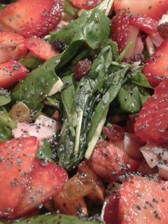 Una foto de Ensalada fresca con frutillas 