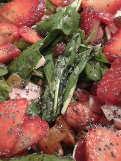 Una foto de Ensalada fresca con frutillas