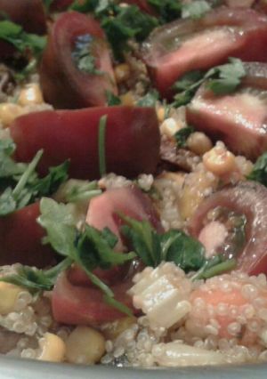 Una foto de Ensalada de quinoa y tomates negros