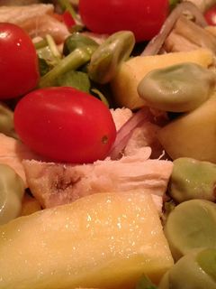 Una foto de Ensalada de berros, pollo, piña ... y
