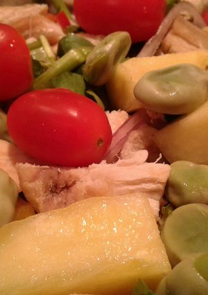 Una foto de Ensalada de berros, pollo, piña ... y