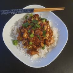 A picture of Kung Pao Chicken.