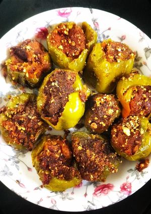भरली सिमला मिरची (Bharli shimla mirchi recipe in marathi) रेसिपी चे मुख्य फोटो 