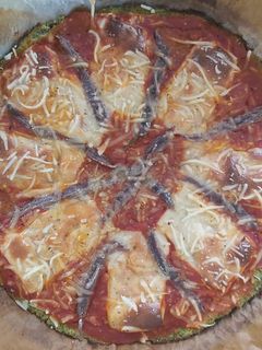 Una foto de Pizza de brócoli y anchoas