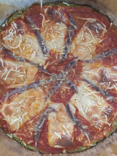 Una foto de Pizza de brócoli y anchoas