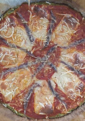 Una foto de Pizza de brócoli y anchoas