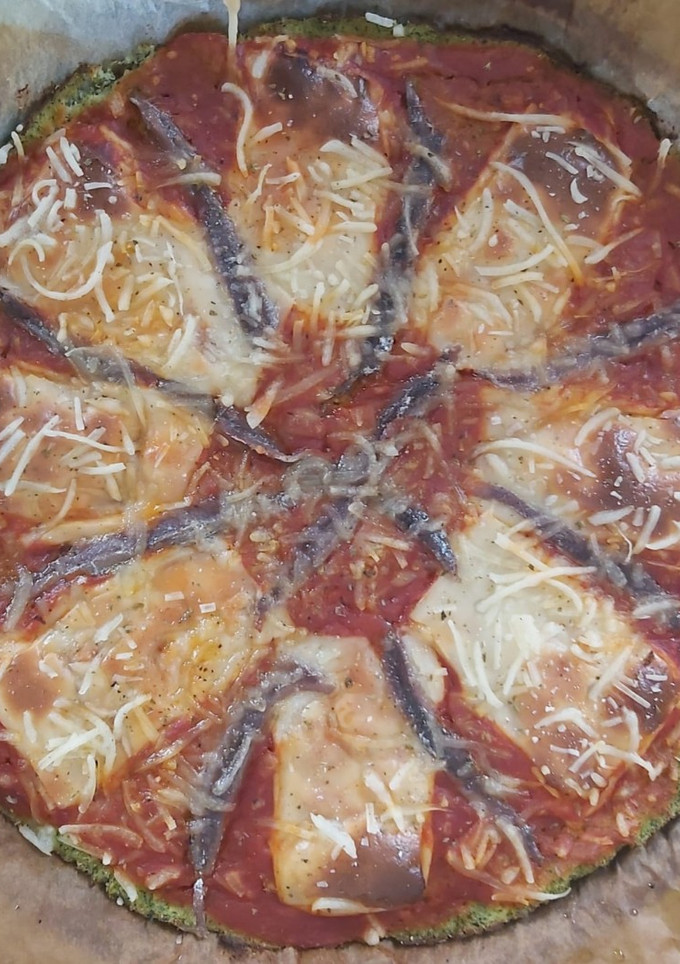 Una foto de Pizza de brócoli y anchoas