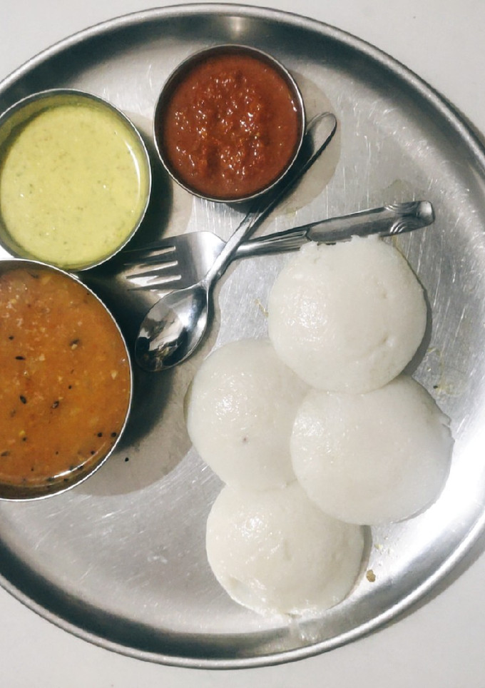 ઇડલી સંભાર (idli sambhar recipe in gujarati) રેસીપી મુખ્ય ફોટો