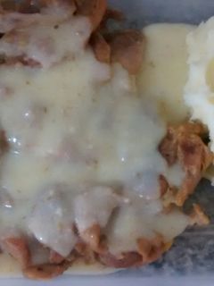 Una foto de Filetes de pollo con salsa blanca y puré