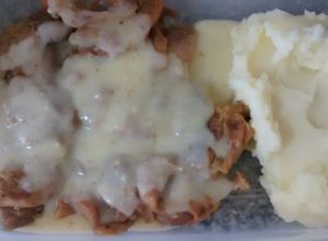 Una foto de Filetes de pollo con salsa blanca y puré