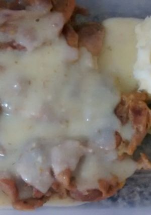 Una foto de Filetes de pollo con salsa blanca y puré