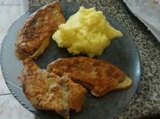 Una foto de churrasco con pure