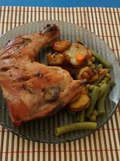 Una foto de Pollo con verduras al horno