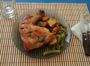 Una foto de Pollo con verduras al horno