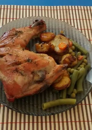 Una foto de Pollo con verduras al horno