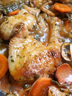 Una foto de Pollo estofado a las finas hierbas y espinacas