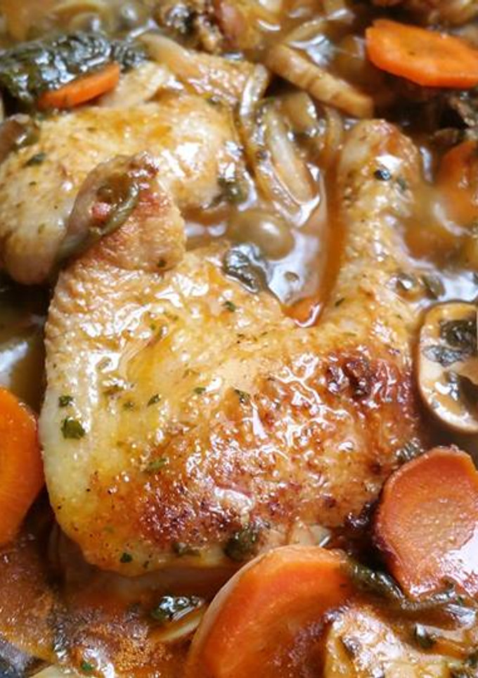 Una foto de Pollo estofado a las finas hierbas y espinacas