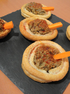 Una foto de Tartaletas de hojaldre y baba ganoush o paté de berenjena