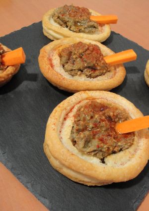 Una foto de Tartaletas de hojaldre y baba ganoush o paté de berenjena