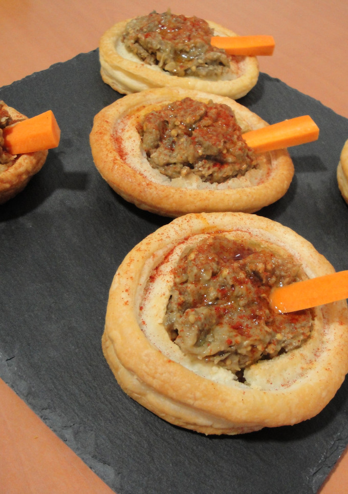 Una foto de Tartaletas de hojaldre y baba ganoush o paté de berenjena