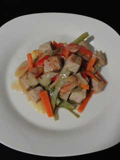 Una foto de Lomo de cerdo con tronquitos de verduras y salsa especiada