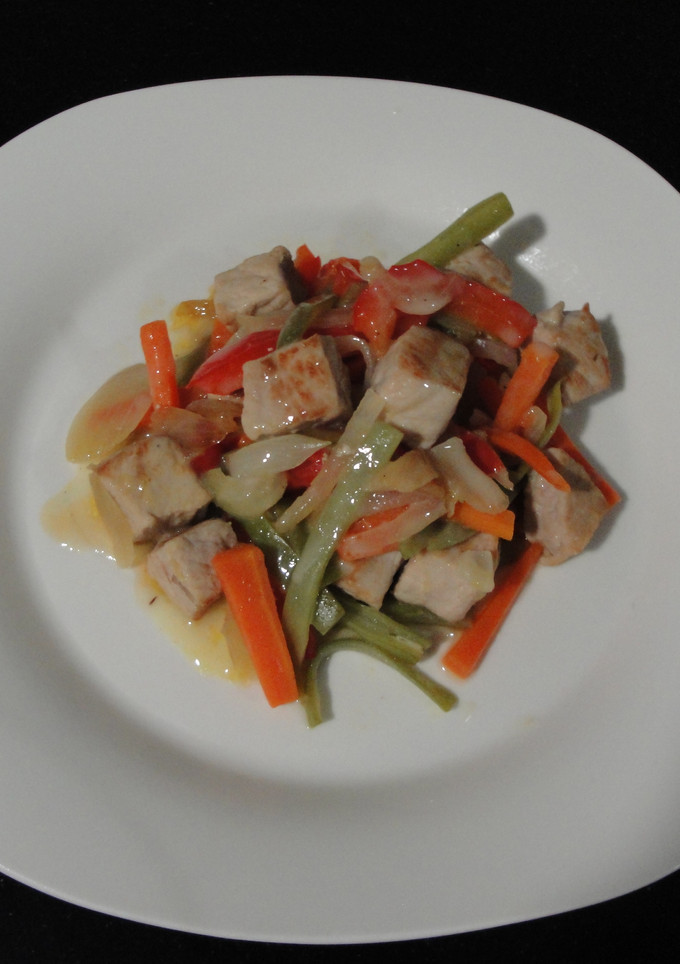 Una foto de Lomo de cerdo con tronquitos de verduras y salsa especiada
