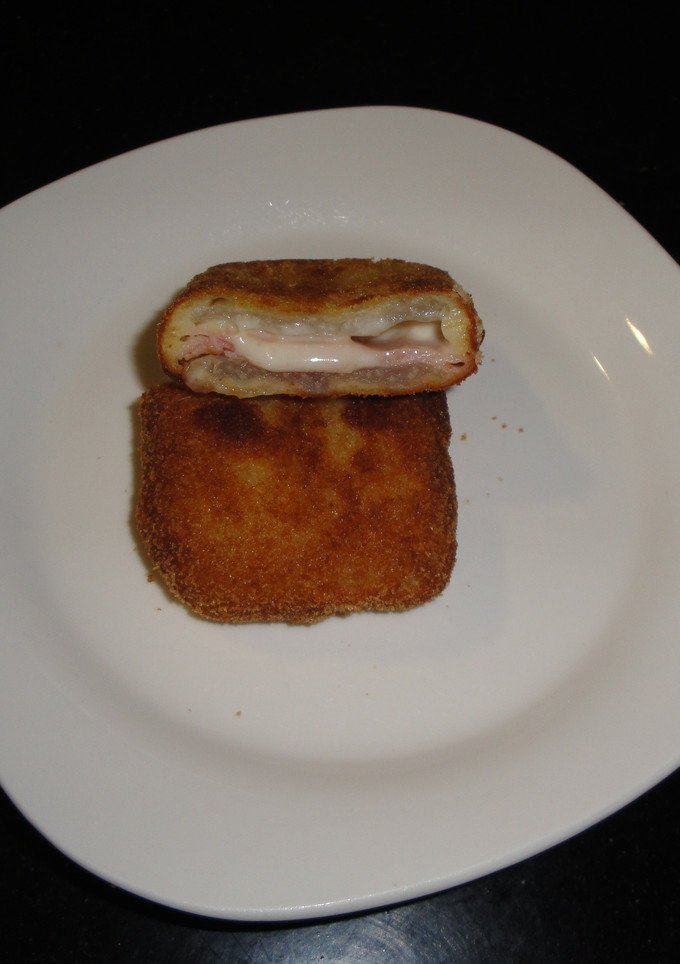 Una foto de Pencas rellenas de jamón york y queso