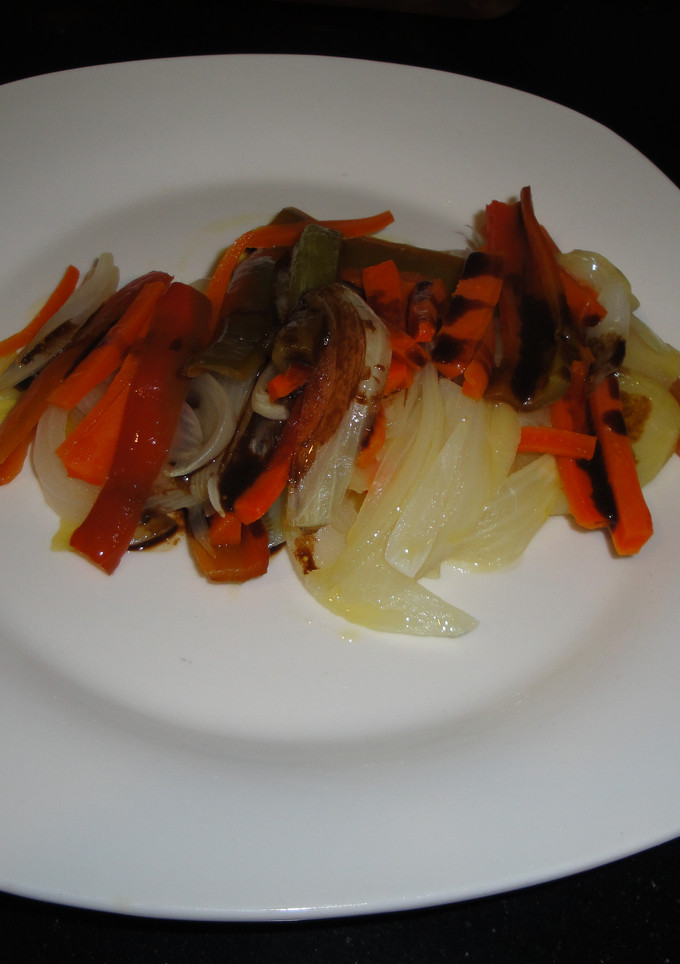 Una foto de Papillote de verduras con salsa de mostaza 