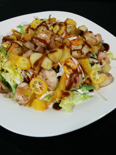 Una foto de Ensalada templada de conejo con vinagre de chocolate