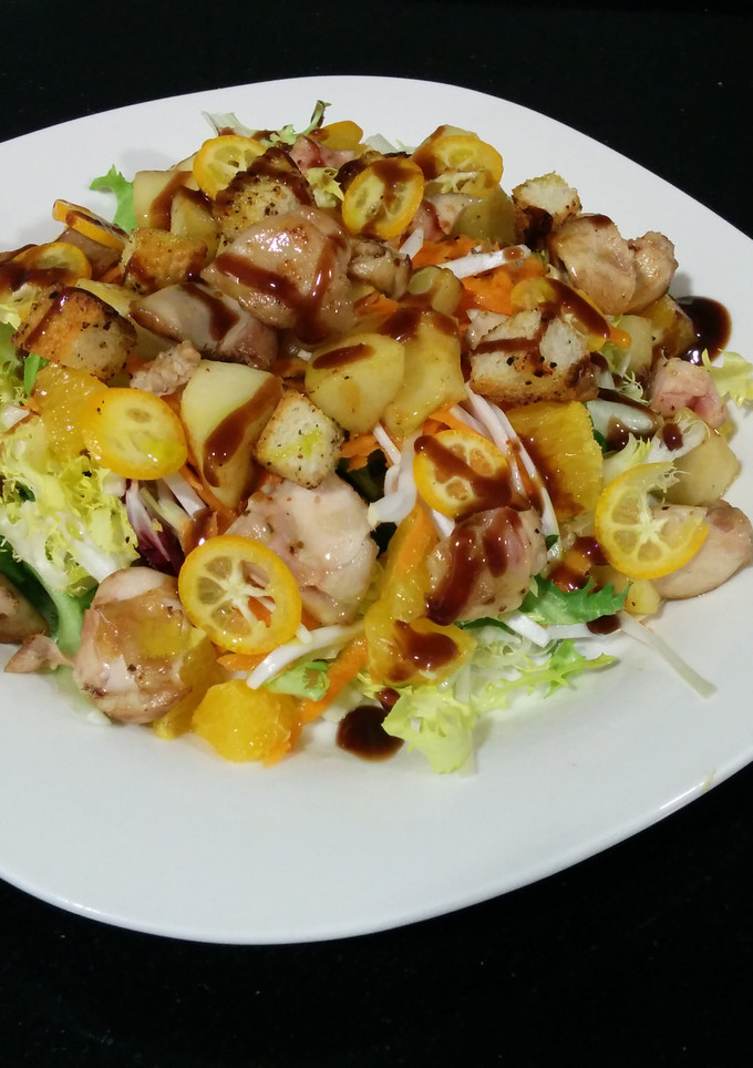 Una foto de Ensalada templada de conejo con vinagre de chocolate