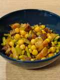 Sartén de guanciale con garbanzos y trigueros
