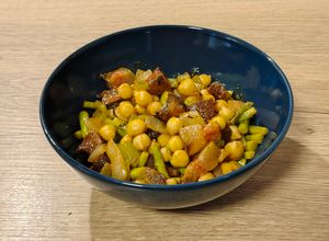 Una foto de Sartén de guanciale con garbanzos y trigueros