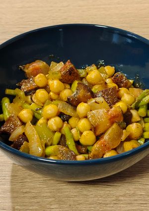 Una foto de Sartén de guanciale con garbanzos y trigueros
