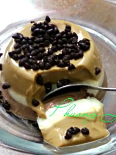 Hình của món Pudding chocolate, vani, và cafe.