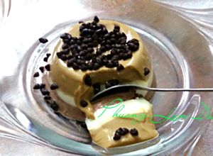 Hình của món Pudding chocolate, vani, và cafe.