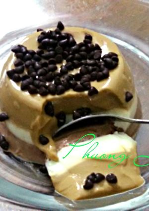 Hình của món Pudding chocolate, vani, và cafe.