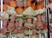 Una foto de brocheta de vienesa