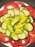 Ensalada de tomate, pepino y aguacate