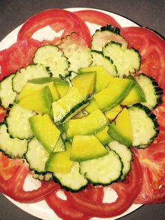 Una foto de Ensalada de tomate, pepino y aguacate