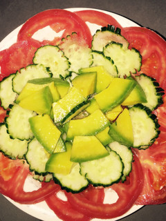 Una foto de Ensalada de tomate, pepino y aguacate